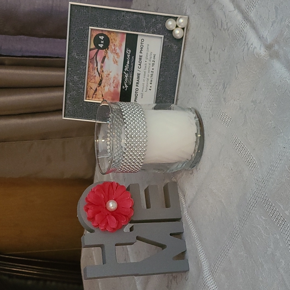 Sweet 3 pc set: honeysuckle scented candle, 4x4 photo frame and H O M E